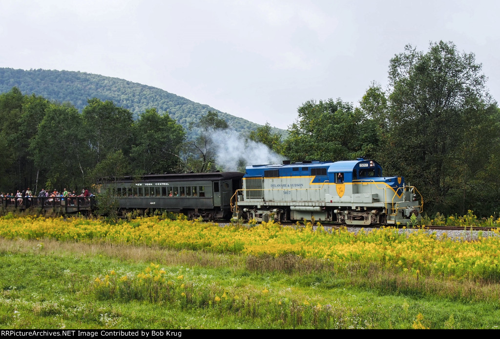 Belching classic Alco turbolag exhaust, D&H 5017 leads the excursion